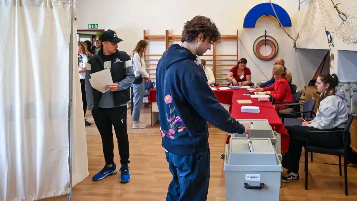 Виборці у дитячому садку «Камараердей» у Будаорші 12 квітня 2026 року / Фото Telex