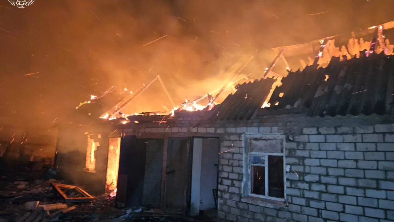 На Харківщині внаслідок влучання БпЛА згорів будинок / Фото: Харківська обласна прокуратура