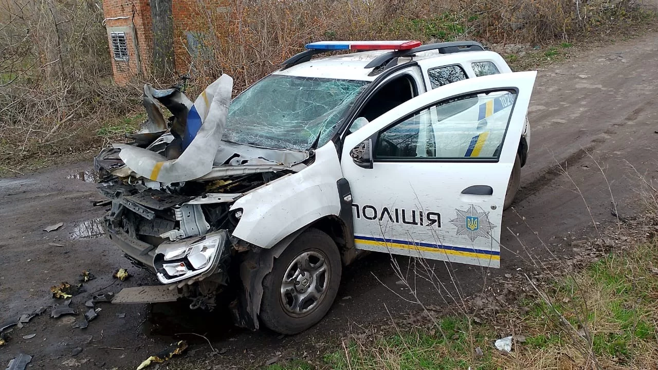Наслідки удару по авто поліції на Сумщині / Фото: Нацполіція