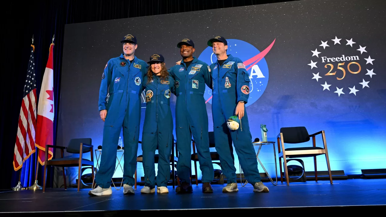 Екіпаж місії Artemis II — астронавти NASA Рейд Візман, Віктор Гловер і Крістіна Кох, а також астронавт Канадського космічного агентства (CSA) Джеремі Хансен в Космічному центрі імені Джонсона НАСА в Х'юстоні після їхньої історичної 10-денної місії навколо Місяця та повернення на Землю / Фото: NASA