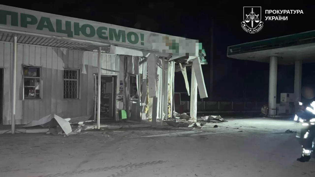 Наслідки удару по АЗС у Старому салтові / Фото Харківська обласна прокуратура