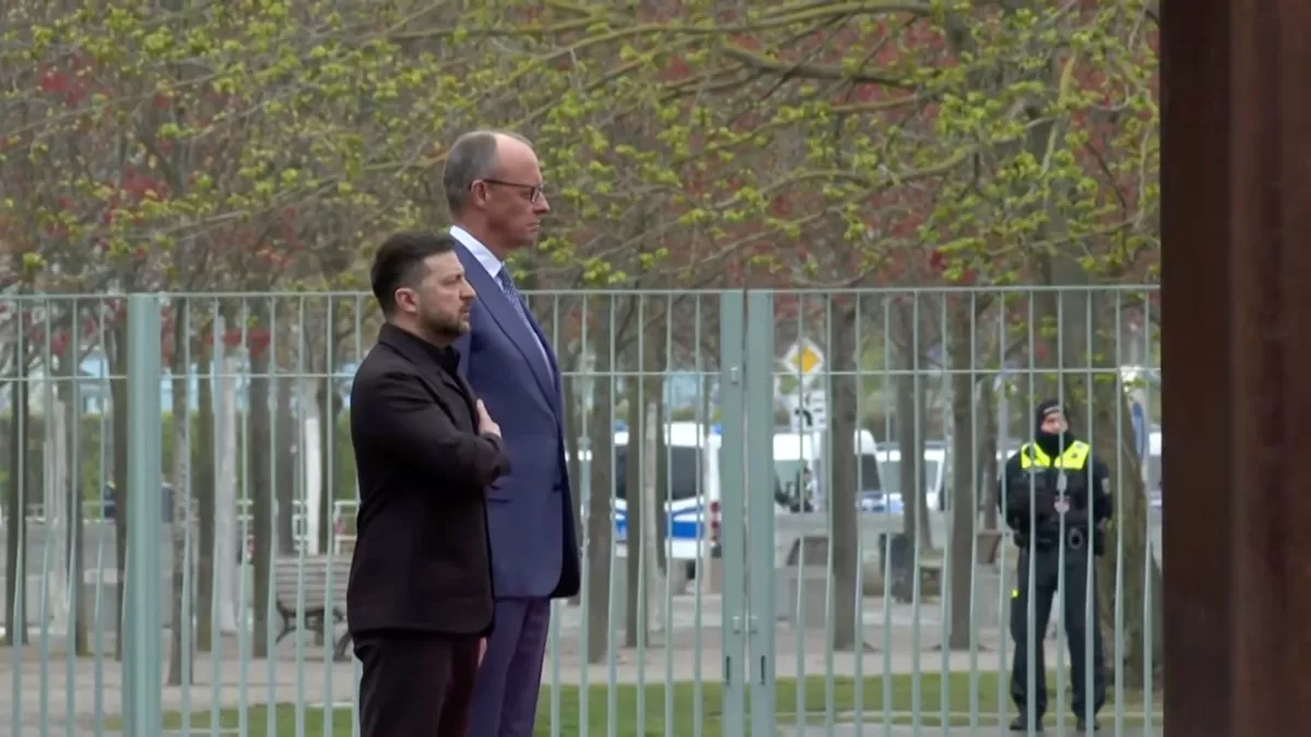 Зеленський і Мерц віддають шану Гімну України / Скріншот відео