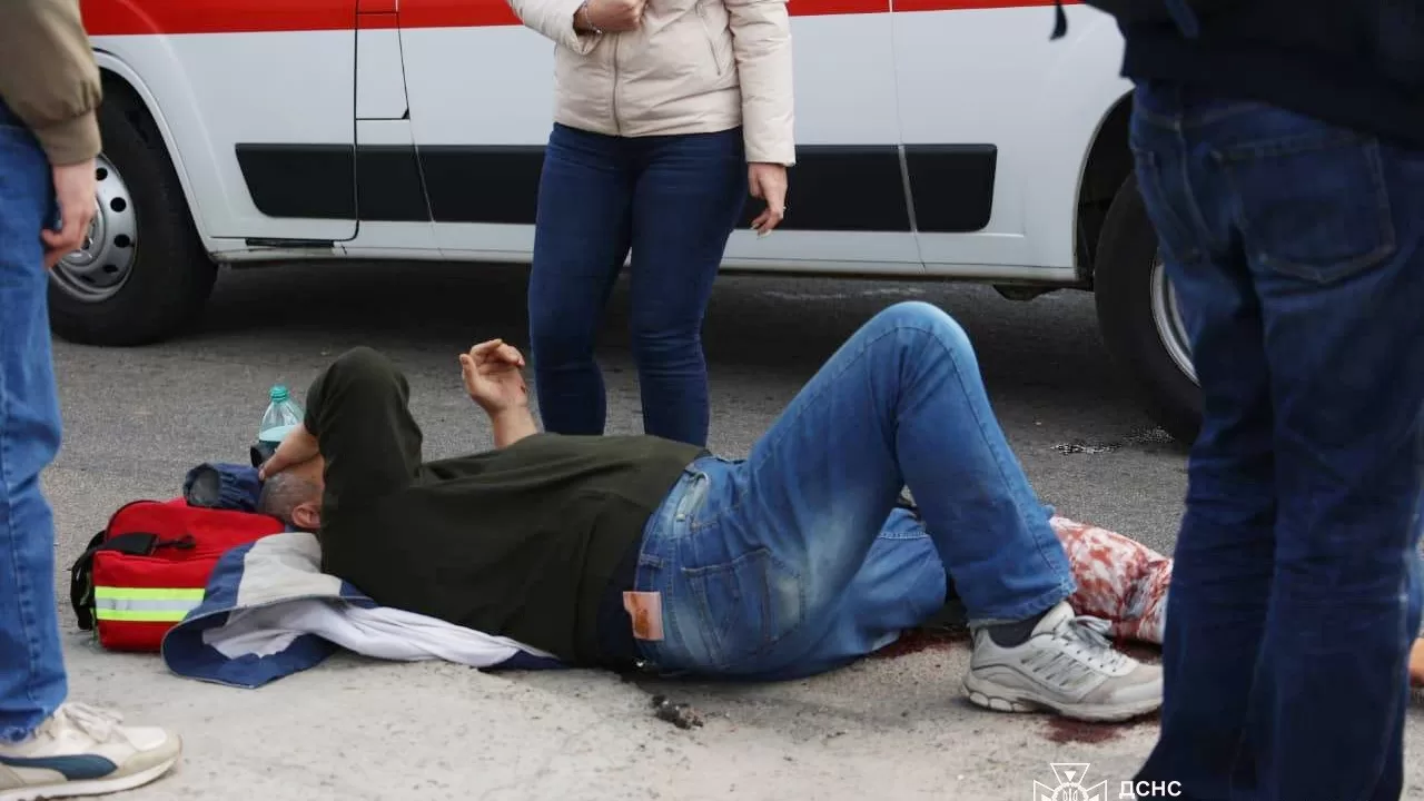 Постраждалий на місці ракетного удару по Дніпру / Фото: ДСНС