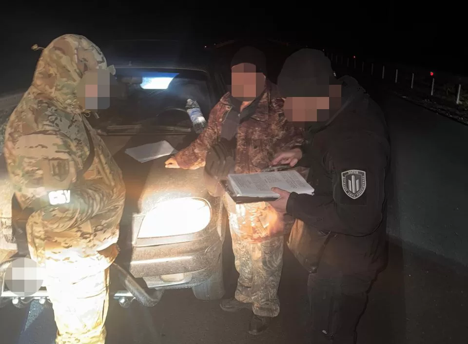 Затримання причетних до розкрадання пального військових / Фото: ДБР