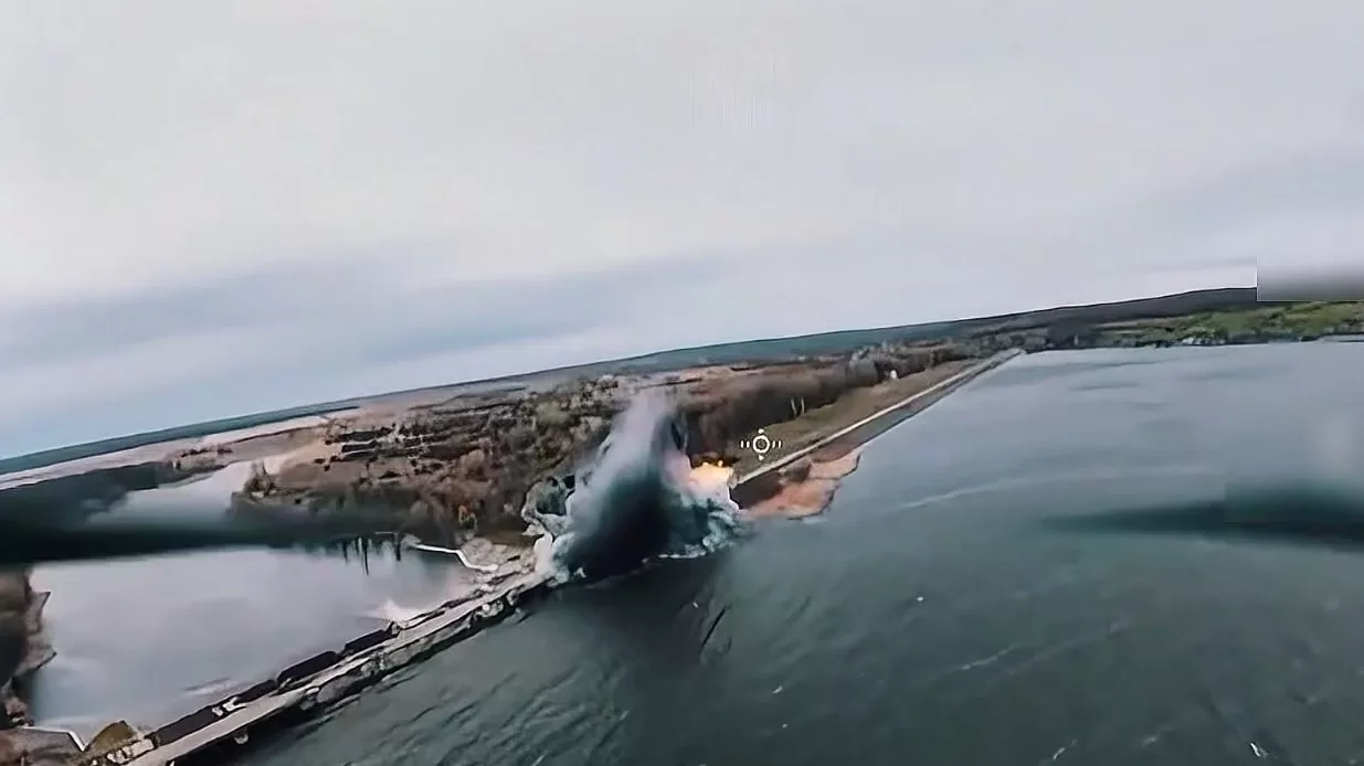 Попадание корректируемой авиабомбы возле Печенежской дамбы в Харьковской области / Скриншот