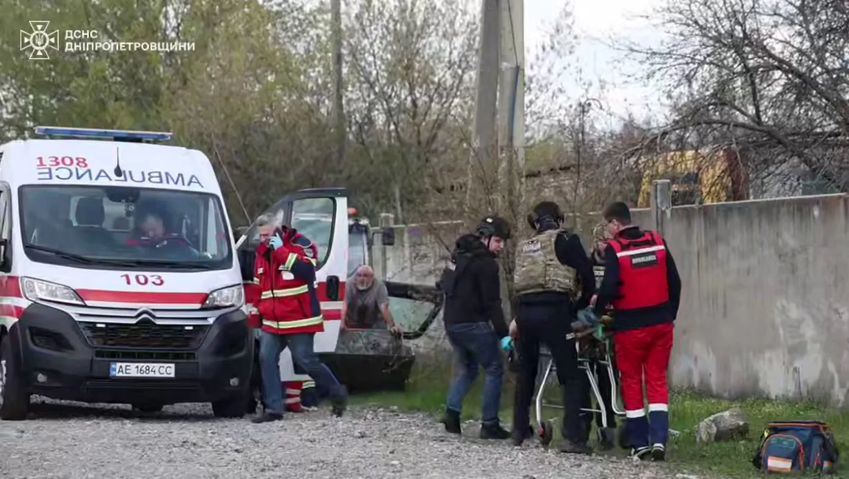 Медики "скорой" на месте ракетного удара по Днепру 14 апреля / Скриншот
