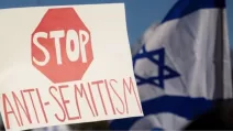 Плакат против антисемитизма на фоне флага Израиля / Фото: yelp.com