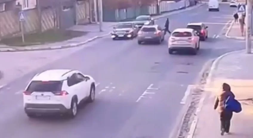 Кадр из видео момента ДТП в Ирпене / Скриншот