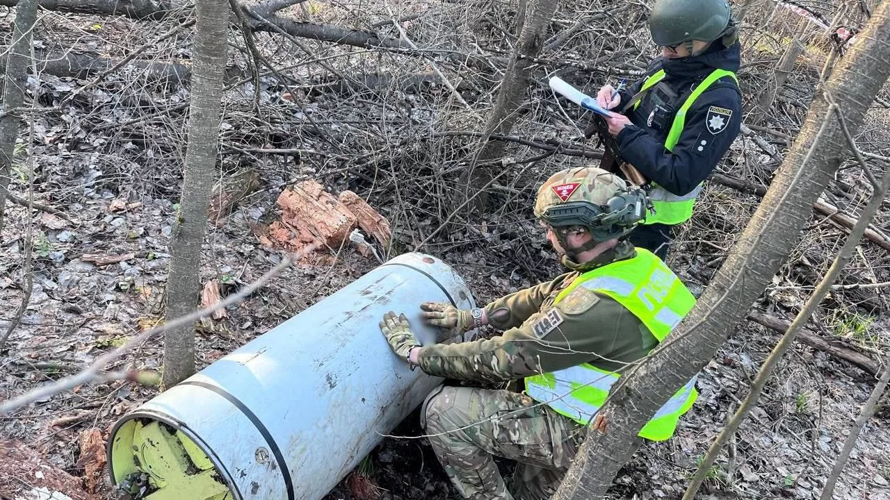Взрывотехники на месте обнаружения боевой части "Искандера" / Фото: Полиция Киева