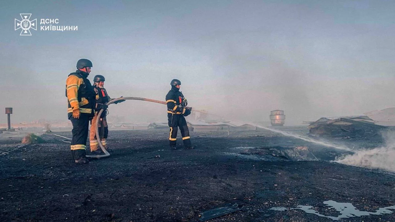 Рятувальники Київщини на місці атаки РФ 15 квітня / Фото: ДСНС