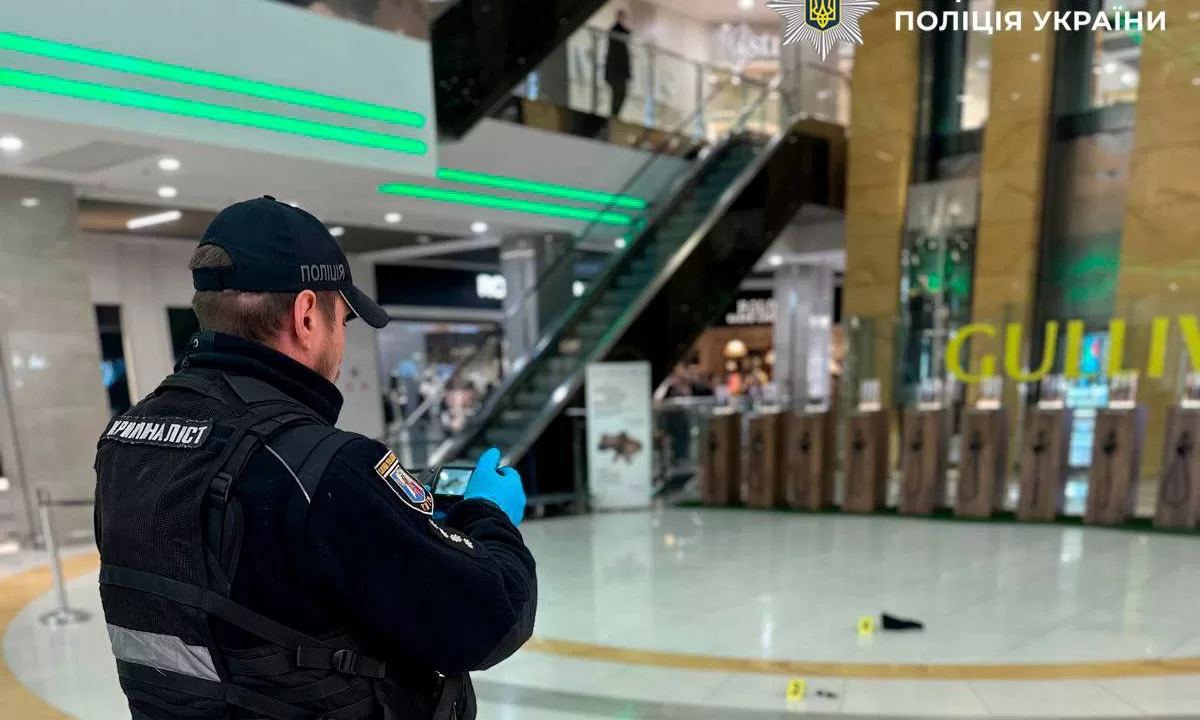 Поліція на місці загибелі чоловіка у Києві / Фото: Поліція Києва