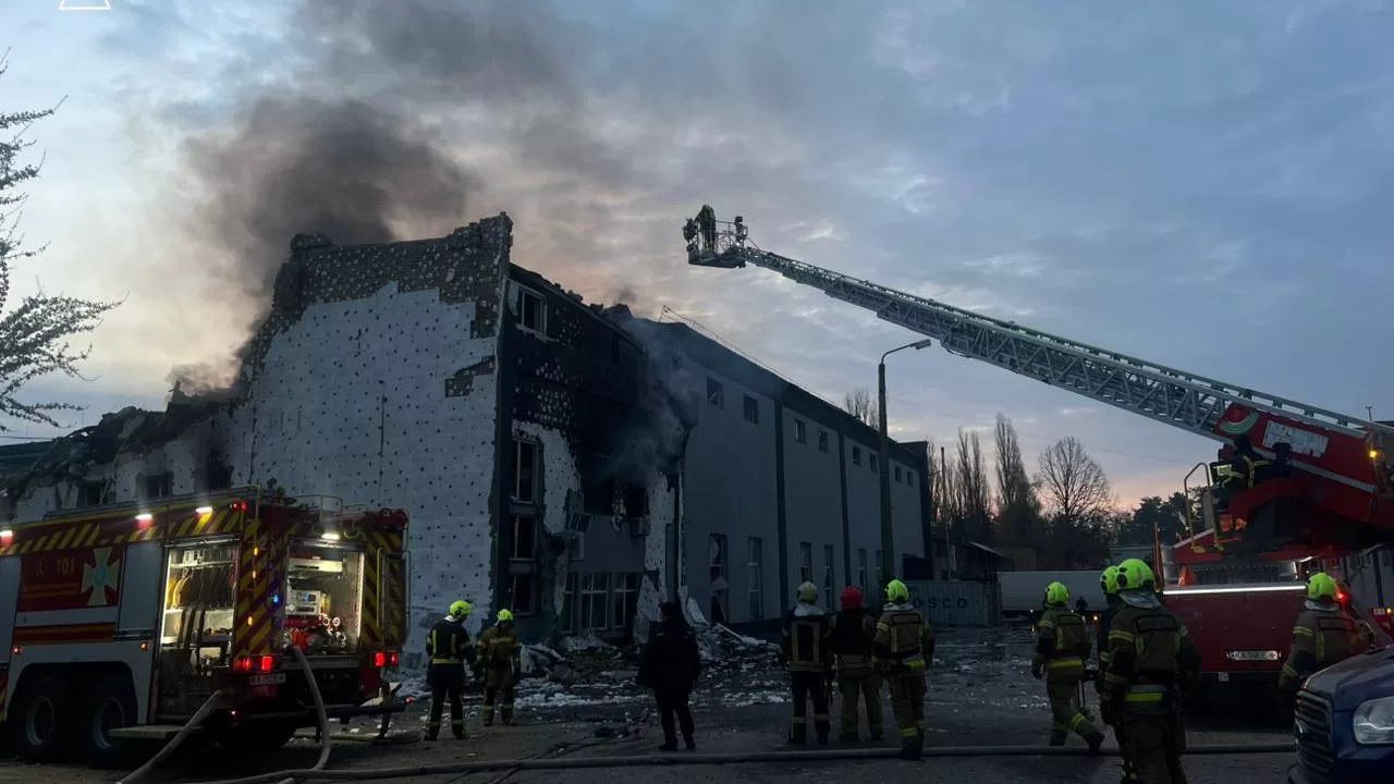 Пожежа на місці удару по Києву 16 квітня / Фото: ДСНС