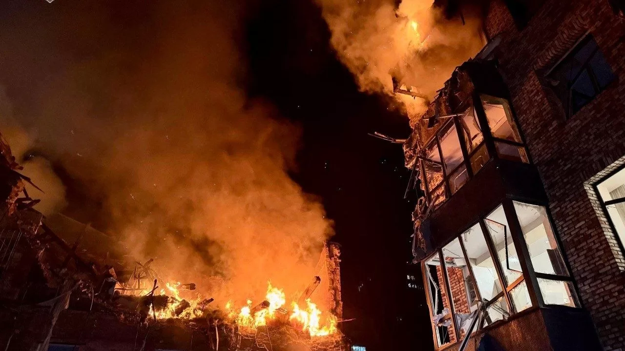 Пожежа у Дніпрі на місці російського удару / Фото: Дніпропетровська ОВА