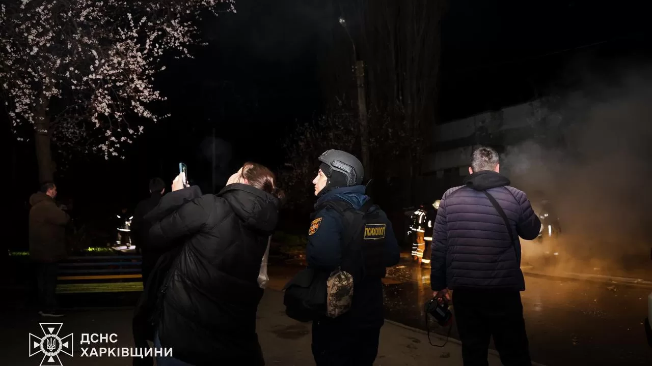 Спасатели на месте обстрела в Харькове / Фото: ГСЧС