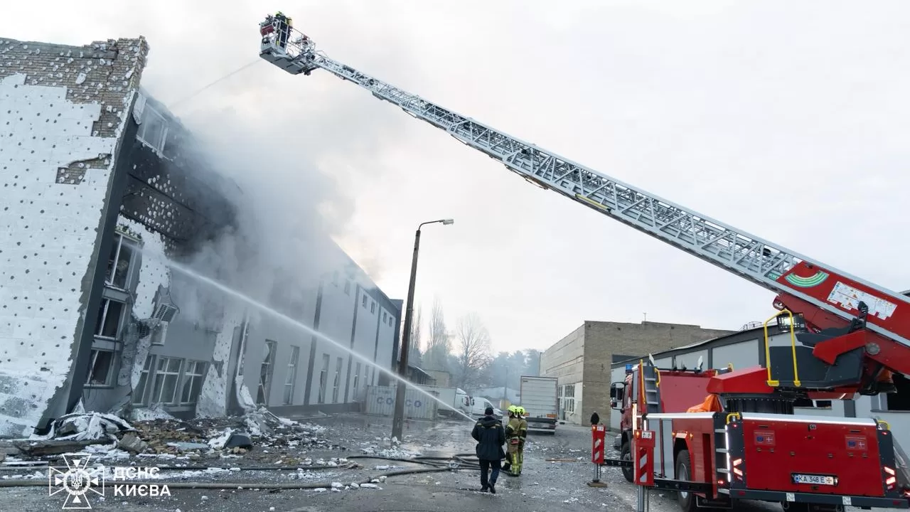 Наслідки обстрілу Києва 16 квітня / Фото: ДСНС