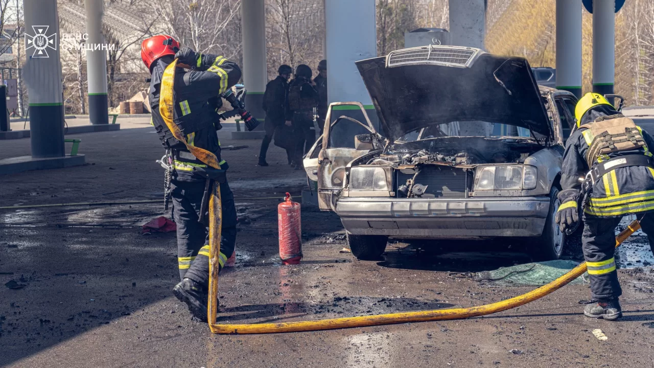 Російські війська за сьогодні атакували дві автозаправні станції у Сумах / Фото ДСНС