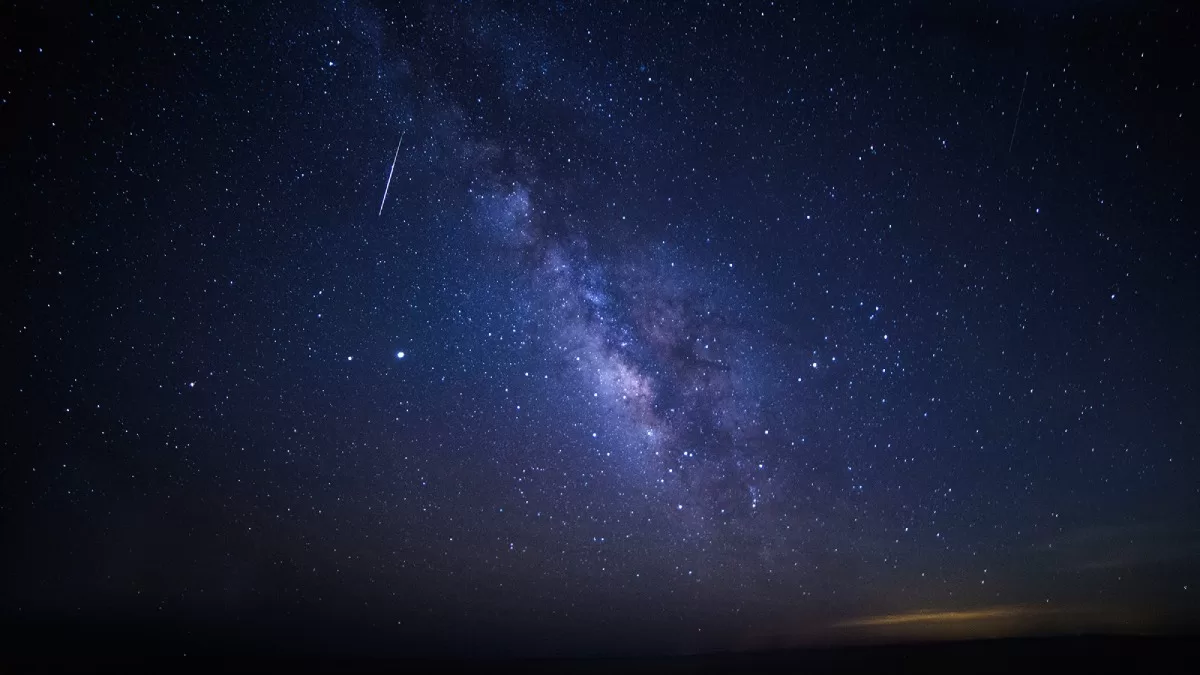 На цій фотографії, зробленій Тіною Паппас Лі на острові Фріпп у Південній Кароліні, метеор з потоку Лірид перетинає Чумацький Шлях. Знімок було зроблено приблизно о 4:45 ранку за місцевим часом 22 квітня 2020 року