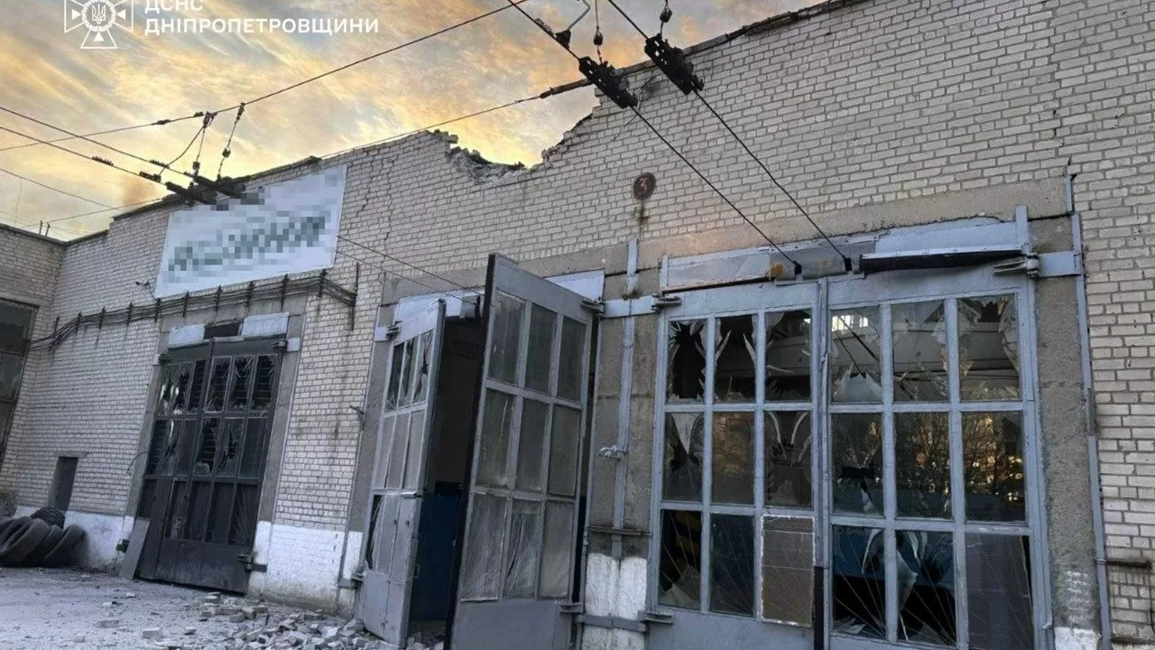 Наслідки удару по Дніпру 17 квітня/ Фото: ДСНС, Дніпропетровська ОВА