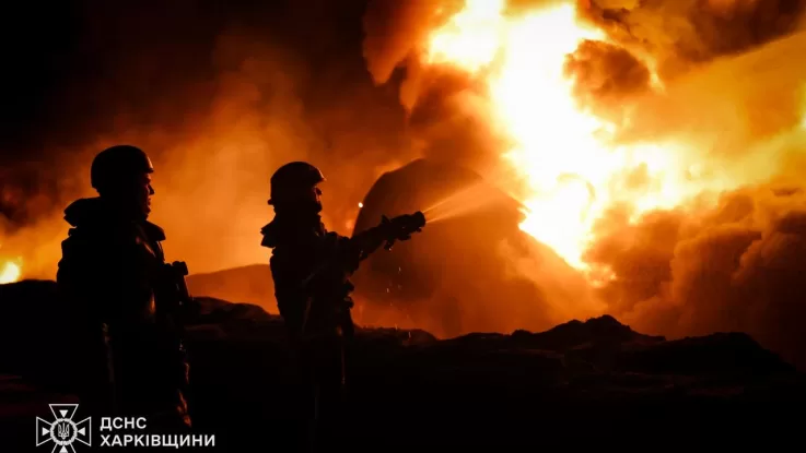 Рятувальники на місці обстрілу / Фото ілюстративне: ДСНС