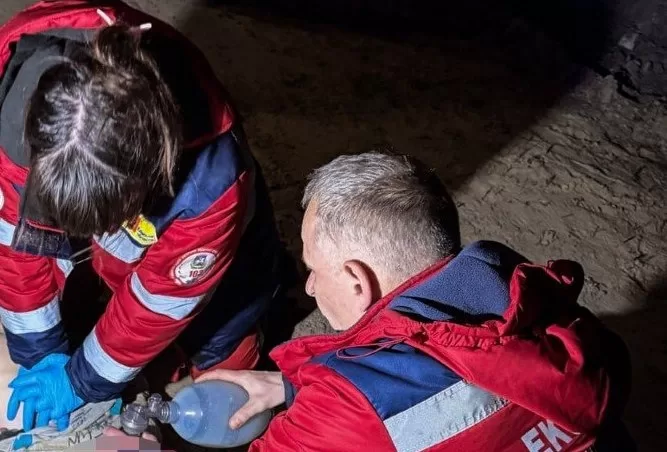 Медики реанимируют мальчика в Киевской области / Фото: ГСЧС