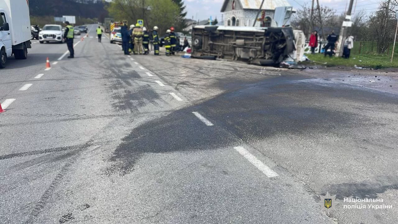 Автобус, що перекинувся внаслідок ДТП на Івано-Франківщині / Фото: ГУНП в Івано-Франківській області