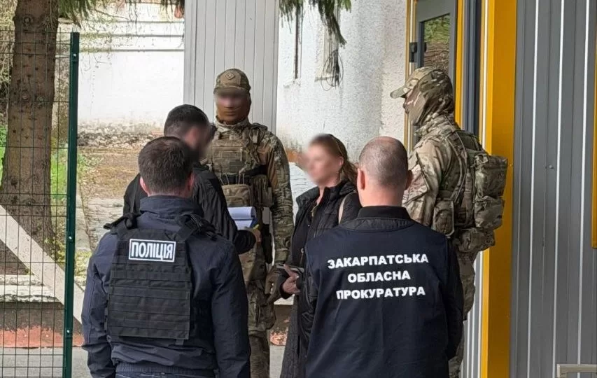 Затримання підозрюваної у вербуванні жінок / Фото: Закарпатська обласна прокуратура