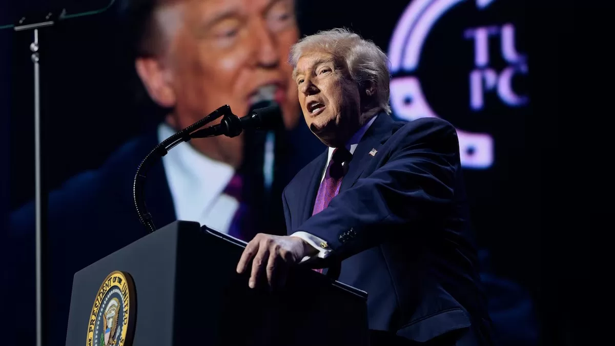 Дональд Трамп выступает во время мероприятия организации «Turning Point USA» в церкви Dream City Church в Финиксе, штат Аризона, США, 17 апреля 2026 года / Фото Reuters