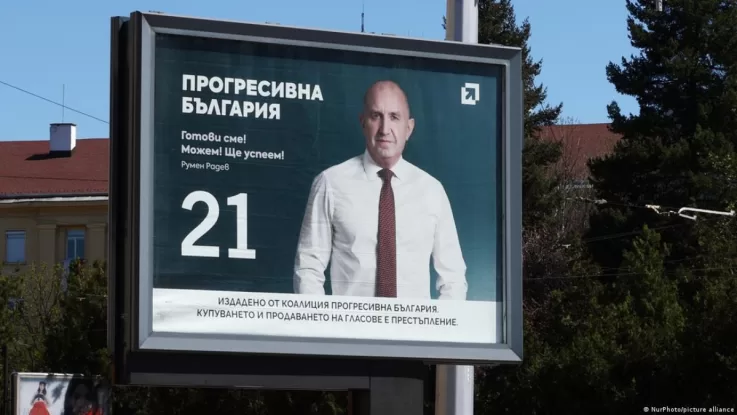 Агітаційні плакати партії «Прогресивна Болгарія» Румена Радева розклеєні по всій країні / Фото picture alliance
