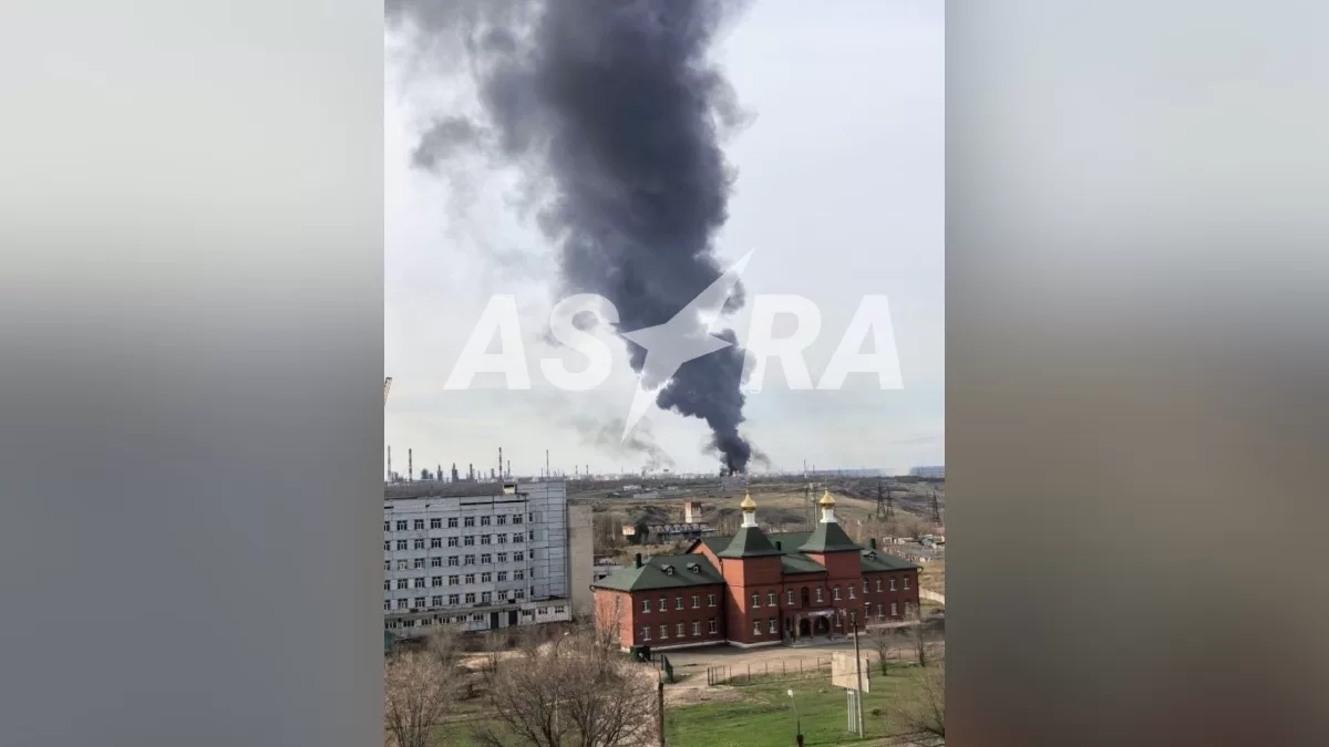 У Сизрані Самарської області внаслідок вибуху загорівся резервуарний парк Сизранського НПЗ / Фото ASTRA