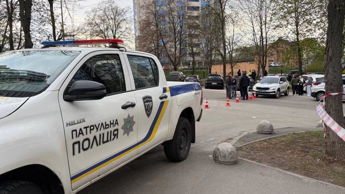 Місце у Голосіївському районі, де невідомий чоловік почав стрілянину по людях на вулиці. Київ, 18 квітня 2026 року / Фото Суспільне