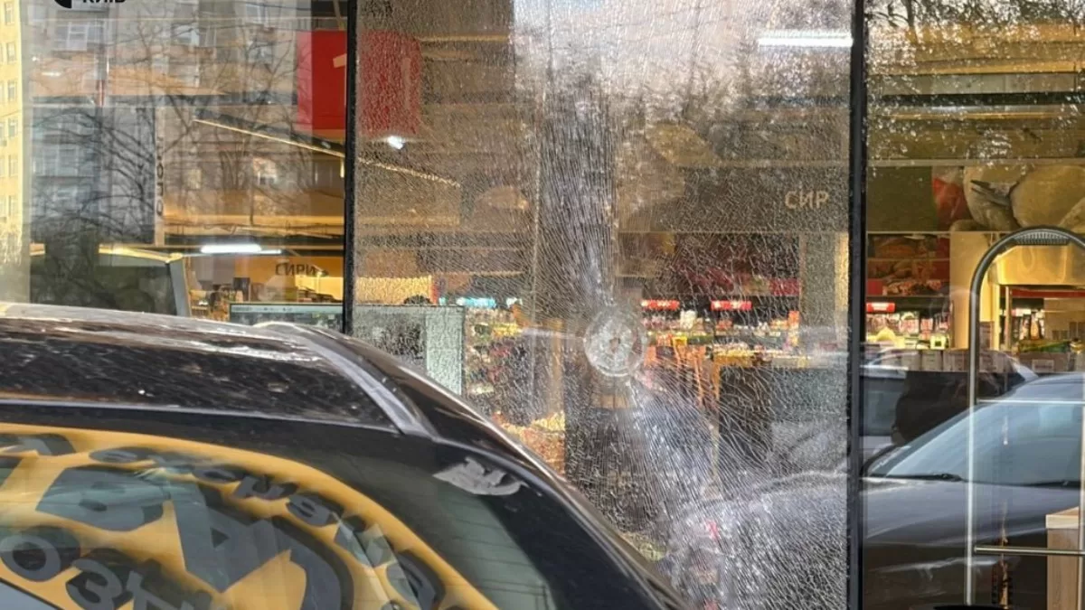 Отверстие от пули в стекле. Киев, 18 апреля 2026 года / Фото Суспільне