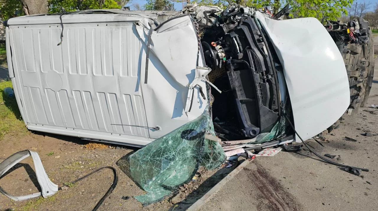 Російські війська вдарили по авто в центрі Херсона / Фото: Херсонська ОВА