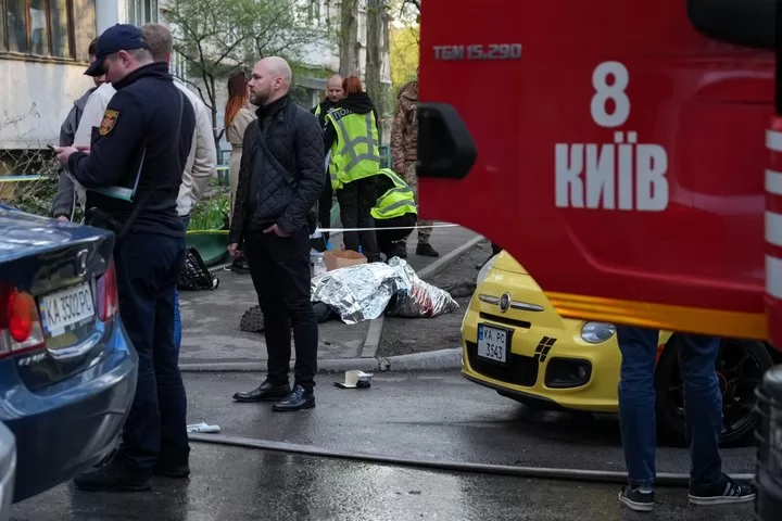 Место стрельбы в Голосеевском районе столицы, в результате которой шесть человек погибли и 14 получили ранения. 18 апреля 2026 года / Фото: Суспильне новини/Иван Антипенко