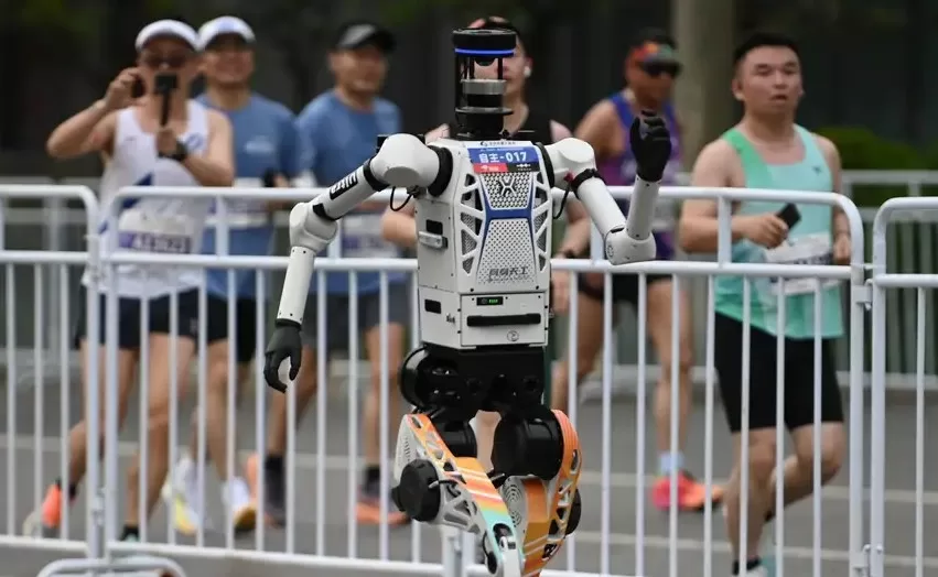 Гуманоидные роботы обогнали людей на полумарафоне в Пекине / Фото: Johannes Neudecker/dpa/picture alliance