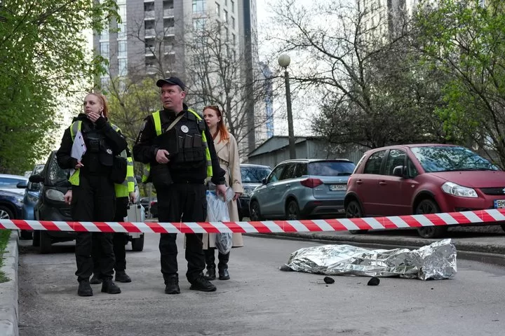 Поліція на місці стрілянини у Голосіївському районі, внаслідок якої шестеро людей загинули і 14 дістали поранення. 18 квітня 2026 року / Фото: Суспільне Новини/Іван Антипенко