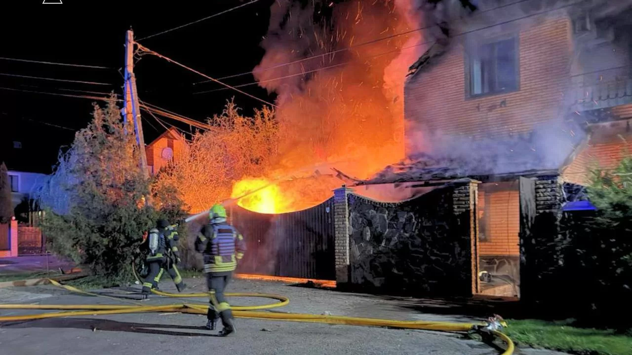 Пожар на месте обстрела в Киевской области / Фото: ГСЧС