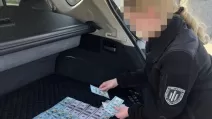 Вилучені в затриманої поліціянтки гроші / Фото: ДБР
