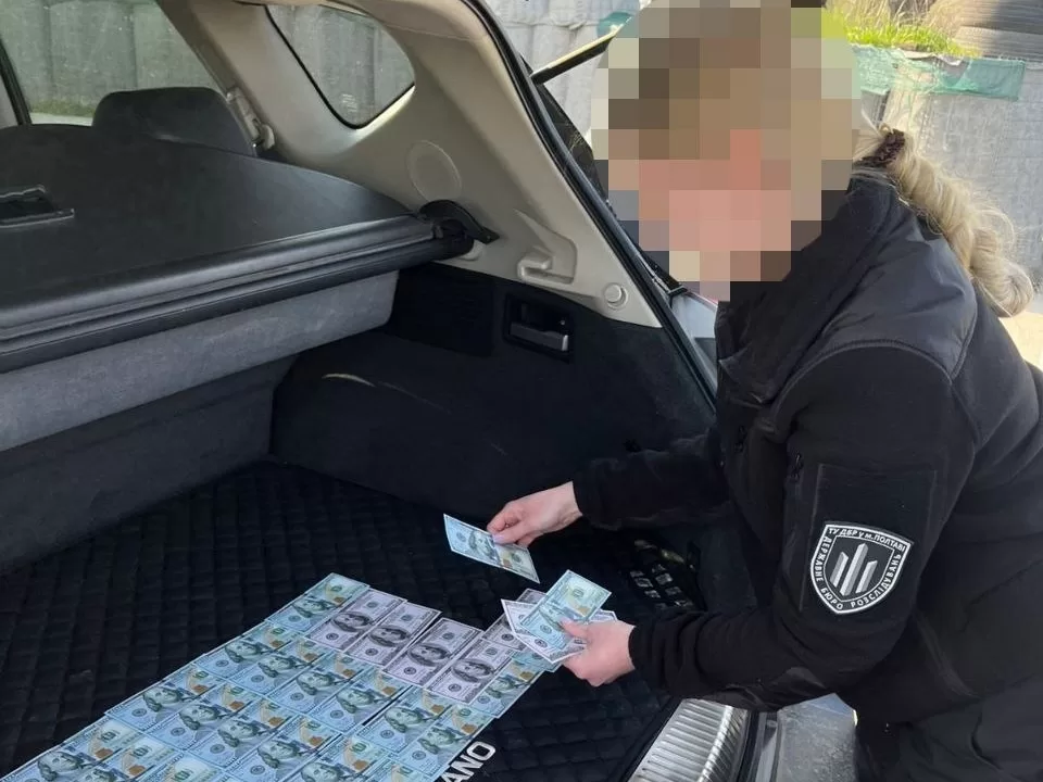 Изъятые у задержанной полицейской деньги / Фото: ГБР