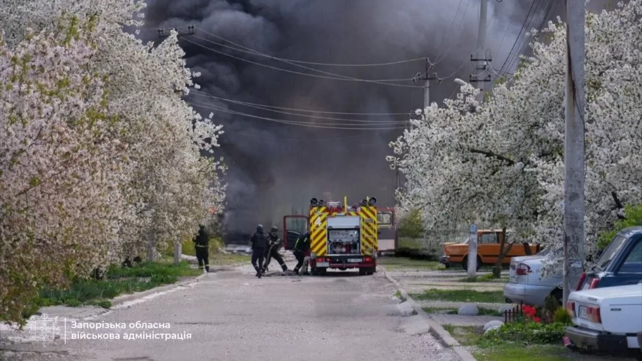 Дым от пожара после обстрела Запорожья / Фото: Запорожская ОВА