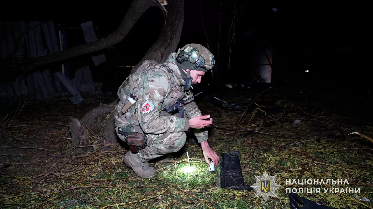 Правоохранитель на месте удара по Сумам / Фото: Полиция Сумщины