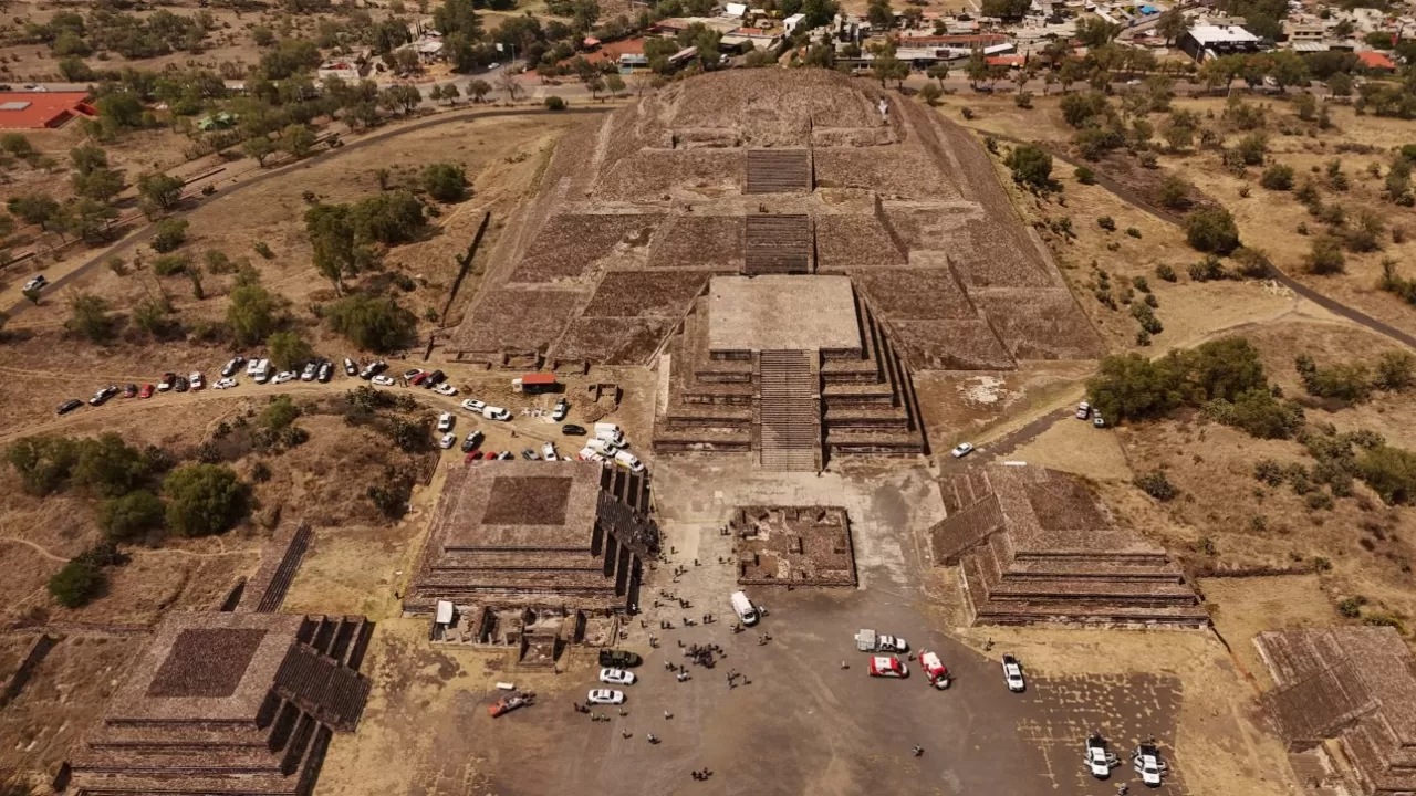 Правоохоронці працюють на місці події, де чоловік застрелив канадку та поранив кількох інших людей, а потім наклав на себе руки біля пірамід Теотіуакана — популярного туристичного та археологічного об’єкта на околиці Мехіко, Мексика / Фото: REUTERS