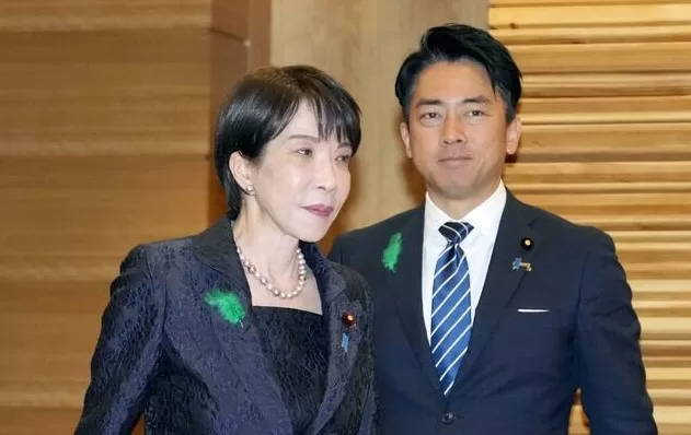 Прем'єр-міністр Японії Санае Такаїчі (ліворуч) та міністр оборони Шінджіро Коїдзумі напередодні засідання Кабінету міністрів у Токіо 21 квітня 2026 року / Фото: Kyodo