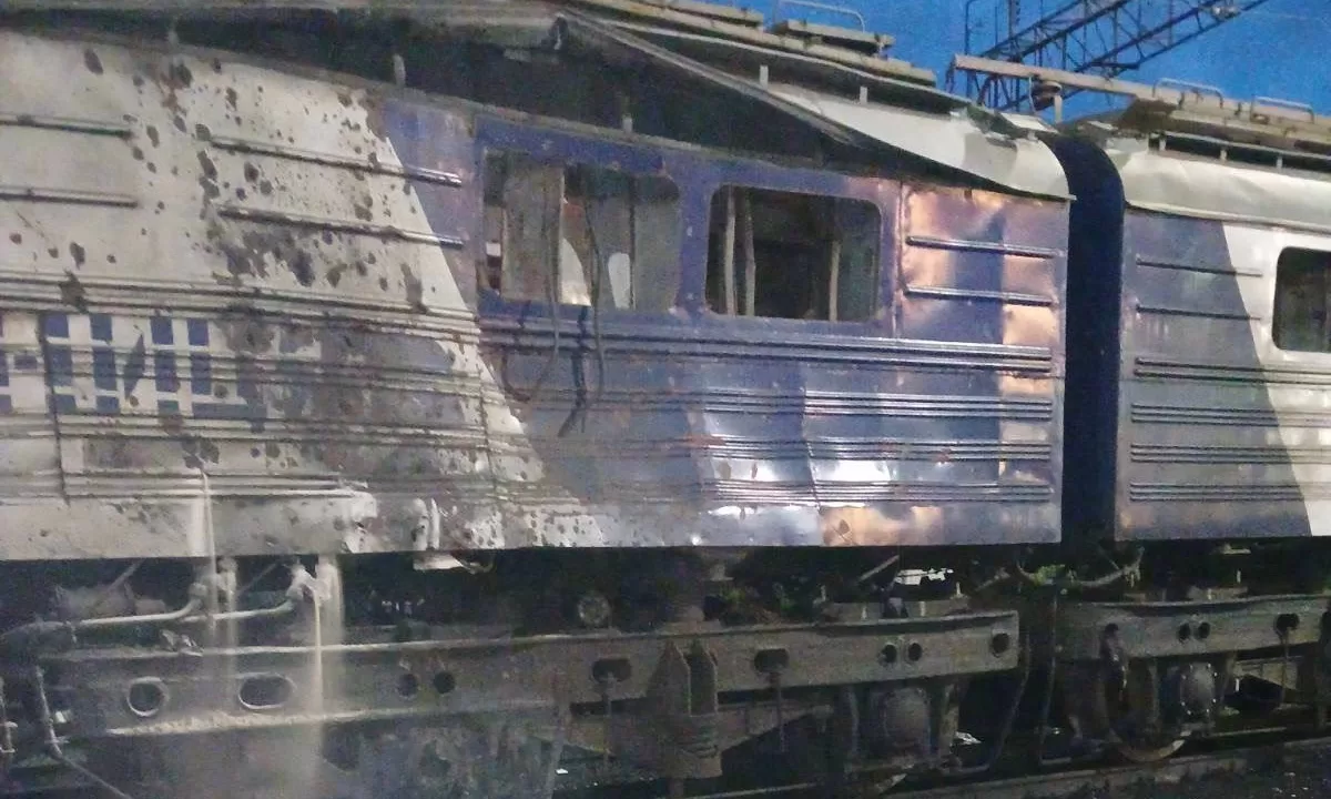 Пошкоджений обстрілом електровоз у Запоріжжі / Фото: Олексій Кулеба