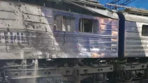 Пошкоджений обстрілом електровоз у Запоріжжі / Фото: Олексій Кулеба