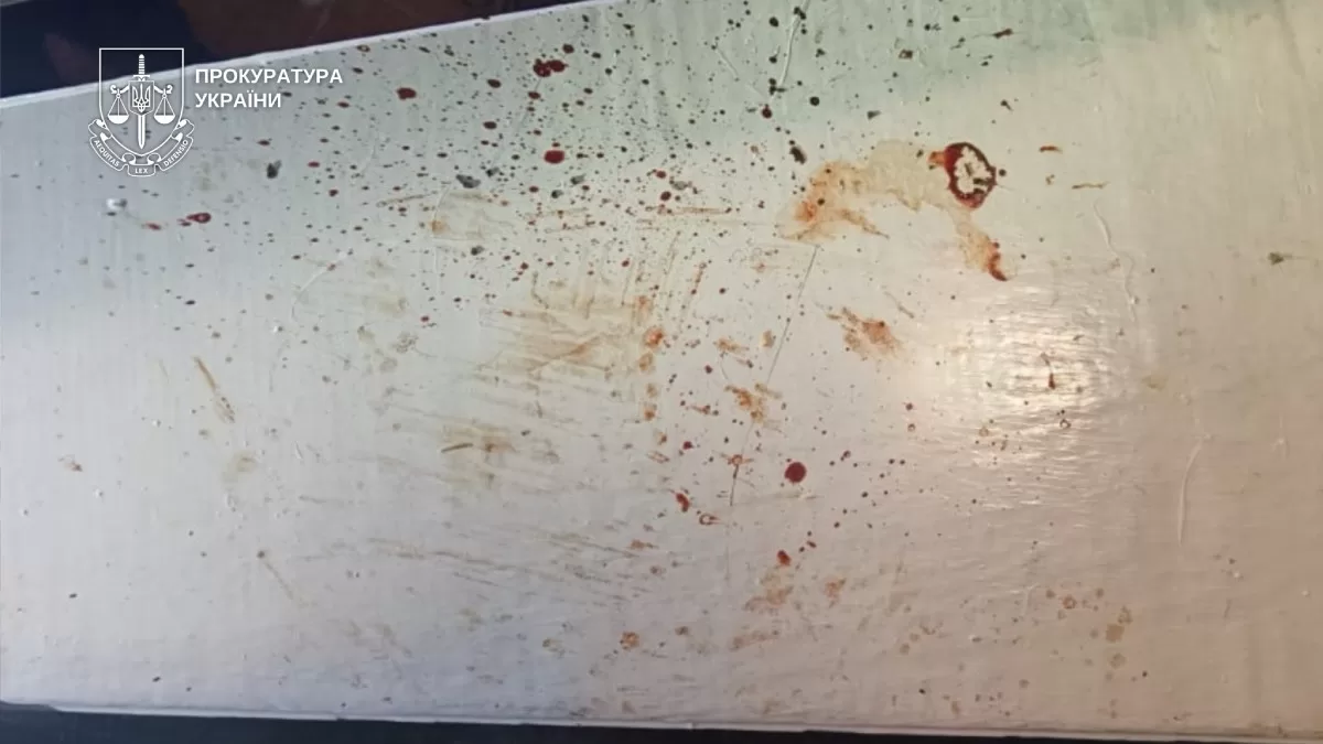 Під час огляду місця події виявлено сліди кривавих бризок по всьому будинку та навіть на стелі / Фото Закарпатська обласна прокуратура