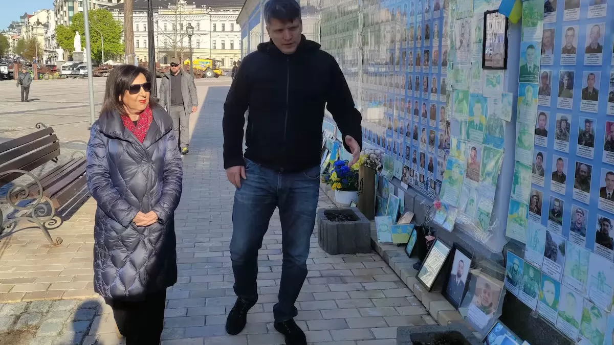 Міністерка оборони Іспанії Маргарита Роблес у супроводі заступника міністра оборони України Сергія Боєва під час церемонії вшанування пам'яті українських солдатів, які загинули у війні. Києв, 22 квітня 2026 / Фото EFE