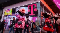 Последние месяцы показали снижение стоимости акций T-Mobile примерно на четверть из-за опасений по поводу конкуренции / Фото Bloomberg