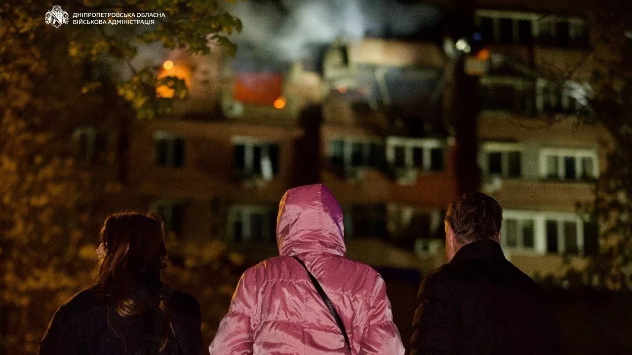 Жителі Дніпра на місці нічного удару РФ / Фото: Дніпропетровська ОВА
