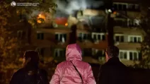 Жители Днепра на месте ночного удара РФ / Фото: Днепропетровская ОВА