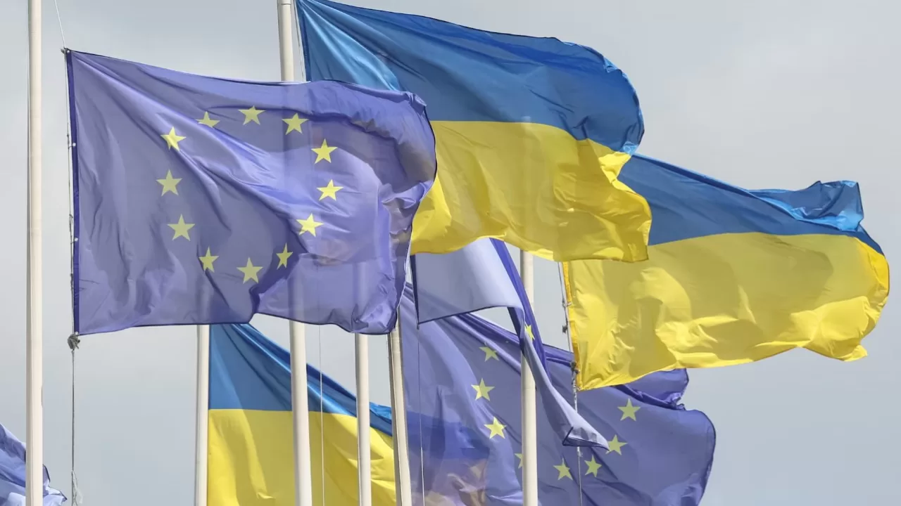 Прапори ЄС та України / Фото: Reuters